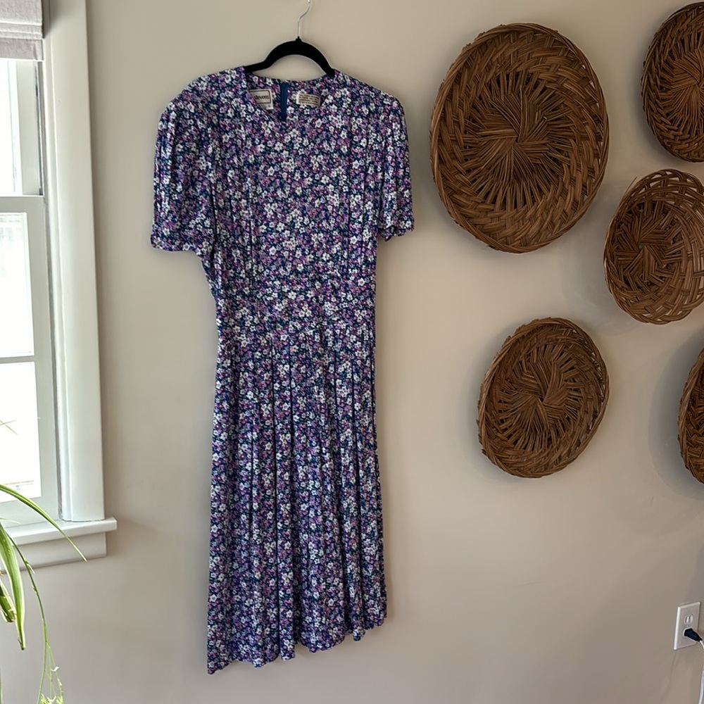 Vintage floral midi dress purple, fits size 6. Karin Stevens